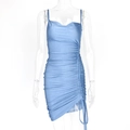 Dettaglio dell'abitino in raso celeste con coulisse regolabile e texture arricciata - S / Blu