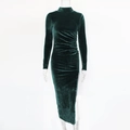 Detailansicht der Raffung und des hohen Schlitzes an einem dunkelgrünen Samtkleid - M / Grün