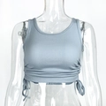Detail van de blauwe ribgebreide tanktop met verstelbare trekkoorden en rimpeldetails - S / Blauw