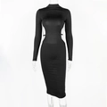 Detalle del cuello alto y aberturas laterales en el vestido midi ajustado negro - S / Negro
