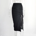 Detalle de falda negra de talle alto con cordón lateral fruncido y abertura lateral alta - S / Negro