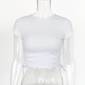 Detail van witte geribbelde crop top met trekkoorden aan de zijkant en een ronde halslijn - S / Wit