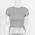 Detail van de grijze ribgebreide crop top met trekkoorden aan de zijkant en ronde hals - S / Grijs