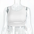Detailopname van witte geribbelde crop top met trekkoord aan de zijkant en rimpels - S / Wit