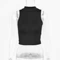 Dettaglio del crop top nero senza maniche con trama a costine sottili e collo alto - S / Nero