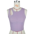 Dettaglio del crop top viola a coste con ritaglio a goccia sulla scollatura - S / Viola