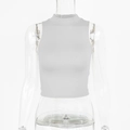 Dettaglio del crop top grigio chiaro con collo a lupetto e texture fine in maglia a coste - S / Bianco