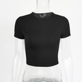 Detalle de camiseta crop negra mostrando la textura de canalé y el cuello redondo - S / Negro