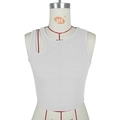 Dettaglio del crop top bianco a coste con un taglio asimmetrico sulla spalla - S / Bianco