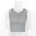 Detalle de camisola gris de algodón acanalado con botones decorativos y escote en U bajo - S / Gris