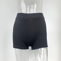 Détail du tricot côtelé noir et de la taille haute sur ce short de sport ajusté pour femme - Noir