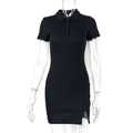 Dettaglio dell'abito polo nero in maglia a costine con colletto e spacco laterale - S / Nero