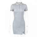 Dettaglio dell'abito polo grigio in maglia a coste con abbottonatura e spacco - S / Grigio