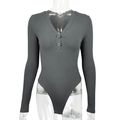 Detalle del cuello en V con botones en el body gris oscuro de manga larga con tejido de canalé - S / gris oscuro