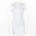 Dettaglio dell'abito polo in maglia bianca con trama a costine e spacco laterale - S / Bianco