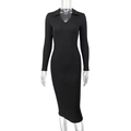 Dettaglio di un abito midi in maglia a costine nera con revers eleganti e profondo scollo a V - S / Nero