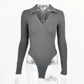 Dettaglio body a costine grigio scuro con scollo a V, colletto polo e maniche lunghe - S / Grigio
