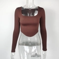 Detalle de crop top marrón oscuro con cuello cuadrado y dobladillo curvo de corte ajustado - S / Marrón Oscuro