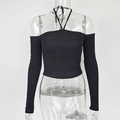 Detalle de la textura acanalada y el lazo del cuello de este top ajustado negro - S / Negro