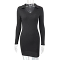 Détail de la robe moulante en maille côtelée noire avec col polo et décolleté en V - S / Noir