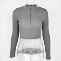 Detalle de un crop top gris de manga larga acanalado con cuello de media cremallera funcional - S / gris oscuro