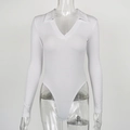 Vista dettagliata del body bianco in maglia a coste con colletto polo a V e maniche lunghe - S / Bianco