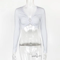 Dettaglio dello scollo a V e dell'anello centrale su questo crop top bianco a maniche lunghe - M / Bianco