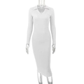 Dettaglio dell'abito in maglia a costine bianca con colletto polo a V e trama fine - S / Bianco