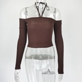 Detalle de top de punto acanalado marrón con cuello halter y mangas largas descubiertas - S / café