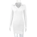 Détail de la robe en maille côtelée blanche avec col en V et design de col classique - S / Blanc