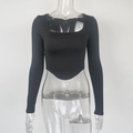 Detalle de top corto negro de manga larga con escote cuadrado y dobladillo en punta - S / Negro