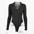 Dettaglio body nero a maniche lunghe in maglia a coste con colletto polo e scollo a V - S / Nero