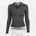 Détail d'un haut polo ajusté en coton côtelé avec col en V et texture gris foncé - S / gris foncé
