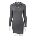 Détail de la maille côtelée sur la robe mini moulante grise à manches longues et col V - S / gris foncé
