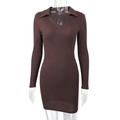 Vue détaillée de la maille côtelée marron chocolat sur une robe courte à col polo ajustée - S / café
