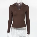 Détail d'un t-shirt polo côtelé marron foncé à manches longues avec col en V élégant - S / café