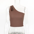 Detail van de bruine geribbelde crop top met asymmetrische schouder en uitsnede - S / koffiekleur