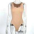Detailansicht des beigen Rippstrick-Stoffes und des U-Ausschnitts am ärmellosen Body - S / Kaffeebraun