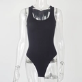 Detailansicht eines schwarzen gerippten Bodys mit U-Ausschnitt und ärmellosem Design - S / Schwarz