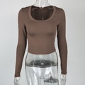 Detalle de crop top marrón moka con cuello en U, corte ajustado y mangas largas - S / café