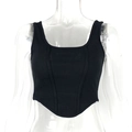 Détails des coutures et de la texture côtelée sur ce crop top corset noir - S / Noir