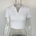 Dettaglio del tessuto a maglia a coste bianche e del classico colletto polo a V sul crop top - S / Bianco