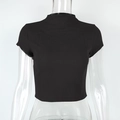 Nahaufnahme des schwarzen Rippstrick-Crop-Tops mit Stehkragen und enger Passform - S / Schwarz