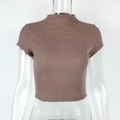 Detail der braunen Rippstrickstruktur und des Stehkragens am schmalen Crop-T-Shirt - S / Kaffeebraun