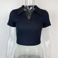 Dettaglio del crop top nero in maglia a costine con colletto polo e vestibilità slim - S / Nero