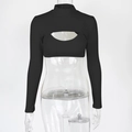 Detail van zwarte ribgebreide top met sexy uitsparing bij de borst en opstaande kraag - S / Tops / Zwart