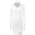 Dettaglio di un abito bianco in maglia a costine con colletto polo e profondo scollo a V - S / Bianco