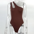 Detail eines dunkelbraunen Ripp-Bodysuits mit asymmetrischem One-Shoulder- und Cut-out-Design - S / Kaffeebraun