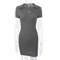 Dettaglio della trama in maglia a costine su un abito aderente grigio scuro con scollo a V - S / grigio scuro