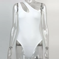 Detail eines gerippten weißen One-Shoulder-Bodys mit tropfenförmigem Cut-out am Ausschnitt - S / Weiß